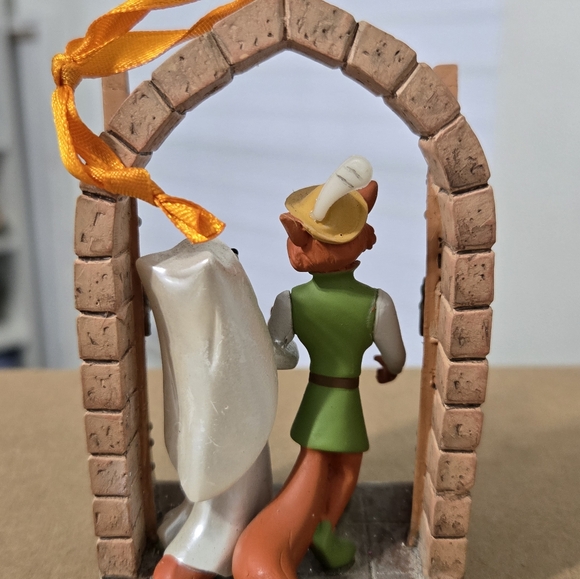 Disney Store 2017 Maid Marian and Robin Hood Ornament - Picture 3 of 6
